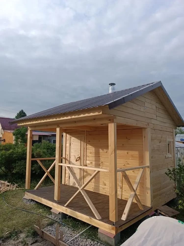 Баня из строганного бруса 2×3,5 м с террасой